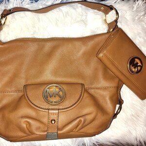 Michael Kors Tan Large Hobo Purse with Matching wallet (Authentic)